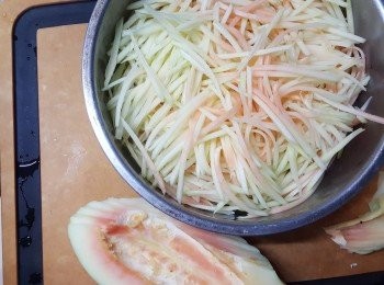 step2: 先將木瓜去皮，刨絲，備用。