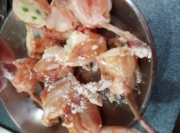 step12: 將釀好的<a href="https://bit.ly/3zHU5V3" target="_blank" data-keyword="雞翼" class="guide-link"><strong>雞翼</strong></a> <span style="display:inline-block;vertical-align:middle;margin-top:-3px;color:initial;border-radius:3px;padding:2px 3px;font-size:12px;line-height:14px;background:#87d300;color:#fff;">即買</span> 灑上少許底筋麵粉或生粉(作用是令雞肉有少許脆口)