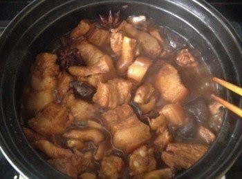 step11: 期間翻動肉片，使其更好入味，悶燒至湯汁準備收幹，撒點兒鹽調味～
