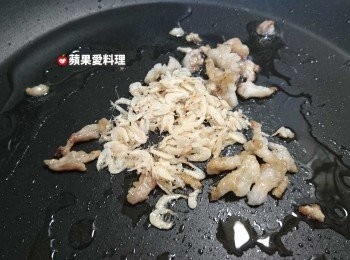 step4: 爆蝦皮：豬油爆到金黃色時，放入蝦皮爆香。