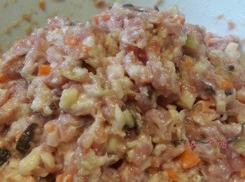 step1: 冬菇豬肉燒賣:冬菇浸軟切粒，馬蹄去皮切粒，將豬肉同全部材料加<span class="group_2">調味</span>，順一方向搞至有小小起膠備用。