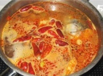 step5: 下入醃好的魚片，魚片變白扶起後，加麻油、鹽調味即可。把蒸鍋的魚連同湯一同倒入裝豆皮油菜的大碗中