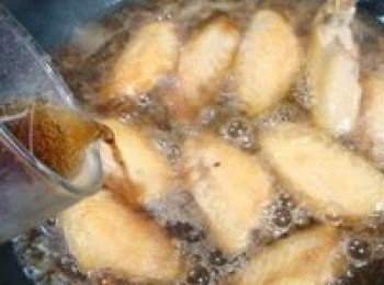 step4: 將可樂倒入鍋中，可樂的量最好是<a href="https://bit.ly/3zHU5V3" target="_blank" data-keyword="雞中翼" class="guide-link"><strong>雞中翼</strong></a> <span style="display:inline-block;vertical-align:middle;margin-top:-3px;color:initial;border-radius:3px;padding:2px 3px;font-size:12px;line-height:14px;background:#87d300;color:#fff;">即買</span> 的1/2為佳