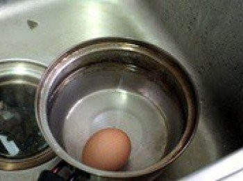 step5: 倒掉熱水，衝入冷水。再倒掉冷水，倒入冷白開水（冰的更好）。在冷白開水中剝蛋殼。可以吃了