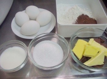 step1: 先準備好所需材料ˊ
低筋麵粉100gˊ玉米粉20gˊ可可粉20gˊ先過篩備用