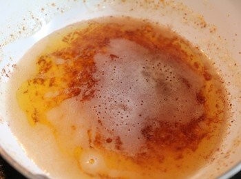 step1: 取110g的室溫奶油放入鍋中, 加熱煮滾後, 續煮3-5分鐘至奶油呈金黃色, 鍋底出現咖啡色顆粒. 將焦化奶油放涼20分鐘備用