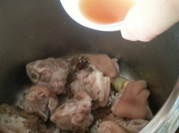 step7: 落豬手炒勻後讚紹興酒