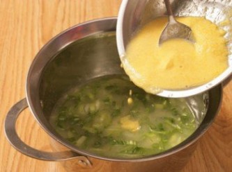 step3: 將湯鍋轉小火，倒入事先已經調好的玉米麵糊，攪拌均勻，小火約煮5分鐘後，調入鹽即可。