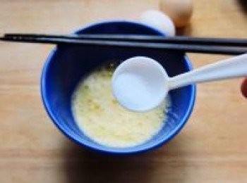 step4: 蛋液中加少許鹽，繼續打發一會，靜置備用