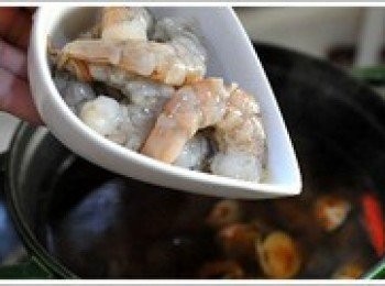 step5: 放入草菇和蝦煮