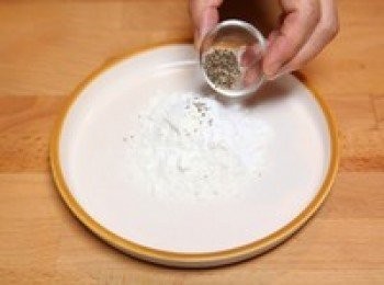 step3: 將麵粉、胡椒碎和鹽混合。