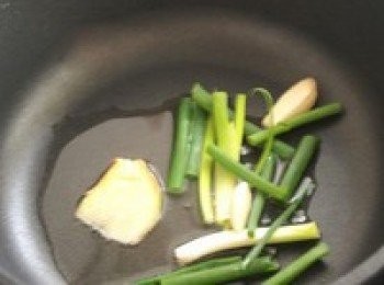 step2: 在平底鍋中高火加熱適量油，加入蔥薑炒香，約需時1分鐘