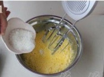 step1: 把三個雞蛋磕進大碗，分三次加入適量白砂糖，然後用電動打蛋器打均勻