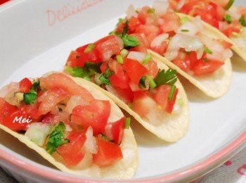 step3: 食用時，放一匙莎莎醬在洋芋片就完成囉!