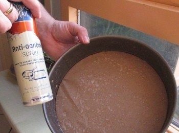 step2: 於容器(直徑25公分蛋糕)底部周圍均先噴上「專業防黏噴霧」與分隔紙，當蛋糕完成時才不會緊黏於 容器裡。