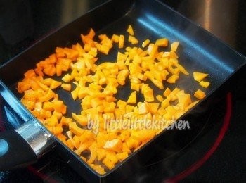 step1: 下油炒熟甘筍粒，盛起