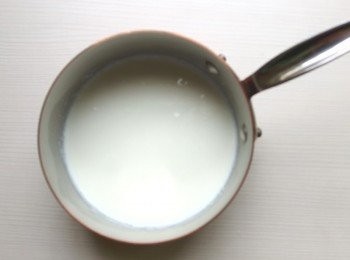 step4: 另準備一個牛奶鍋,將牛奶加溫至60度c