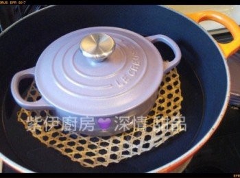 step3: 14cm鑄鐵鍋放入大鍋裡, 大鍋加水浸到小鍋一半高