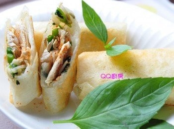 step14: 將春捲斜切擺盤灑些七味粉，完成囉~