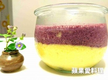 step3: 果汁機洗淨後，將「冷凍藍莓和冷凍蔓越莓」放進果汁機的刻痕約「240ml」的地方，倒入「無糖優酪乳」至果汁機的刻痕約「80ml」的地方，攪打均勻，再倒入玻璃杯，超綿密的雙莓芒果雪泥完成囉。