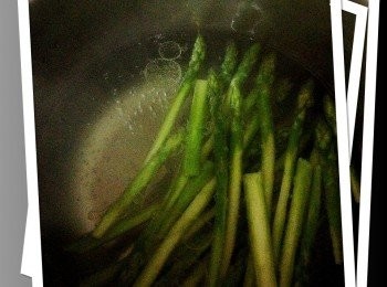 step2: 2.把蘆筍放進滾水中快速川燙後撈出瀝乾.