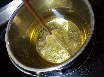 step17: 如做炸銀絲卷,就當銀絲卷蒸好15分鐘後灘凍,煮滾一鍋油(用木筷子插入,見筷子起泡即代表油已經夠熱)