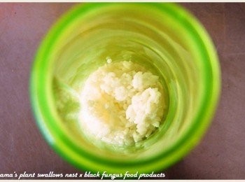 step2: 將煮熟的香米與水，採1:2的<span class="group_1">食材</span>比例，用果汁機充分打勻。