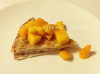 step3: 通常先摺一半再摺一半變成1/4半圓形，或是層層疊起來也可以～搭配無論Nutella、各式果醬、香蕉、芒果、鮮奶油都很好吃喔！