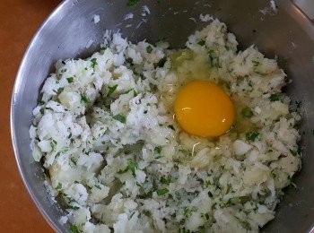 step5: 再加入雞蛋及麵包糠拌勻。