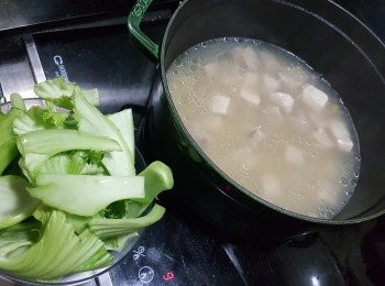 step4: 當排骨煮好1小時後,先加入芥菜胆煮5分鐘