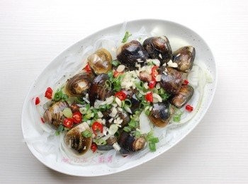 step4: 再灑上剩餘的蒜茉,辣椒，倒入清酒。 放入蒸爐設定溫度100度c,時間8-10分鐘。