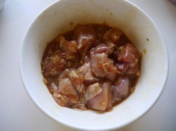 step1: *去骨雞腿切塊，<span class="group_2">醃料</span>20-30分。