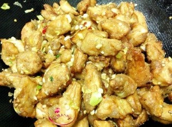 step7: 起油鍋蒜末、蔥末、辣椒末下鍋炒香，放入炸好的杏鮑菇、胡椒鹽拌勻，即可起鍋