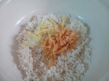 step3: 砂鍋中加入拌合油和鹽的白米 , 干貝絲 , 薑絲 , 再加入1000c.c的清水用大火煮滾