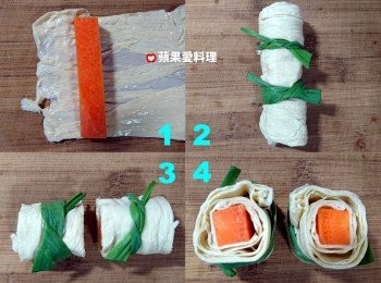 step1: 自製豆皮捲：（1）豆皮攤開，擺紅蘿蔔；（2）捲起來後，用蒜苗在豆皮捲上綁2個結；（3）將豆皮捲對切；（4）豆皮捲完成。