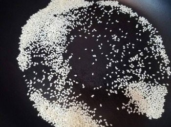 step4: 白芝麻炒一炒，炒香，灑上<a href="https://bit.ly/3zHU5V3" target="_blank" data-keyword="雞翼" class="guide-link"><strong>雞翼</strong></a> <span style="display:inline-block;vertical-align:middle;margin-top:-3px;color:initial;border-radius:3px;padding:2px 3px;font-size:12px;line-height:14px;background:#87d300;color:#fff;">即買</span> ，食得。