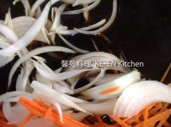 step6: 平底鍋倒入½大匙油炒3至軟化