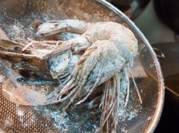 step4: 攞煮紙索乾啲蝦，跟住上粉。