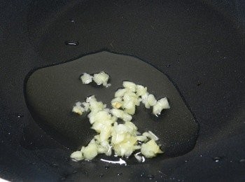 step1: 起一油鍋，下蒜末爆香