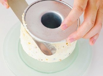 step15: 然後蓋上盤子，直接翻轉過來，將蛋糕脫模，如果模具底部緊黏著蛋糕很難取下來的話，可以插入抹刀，把底部分開
