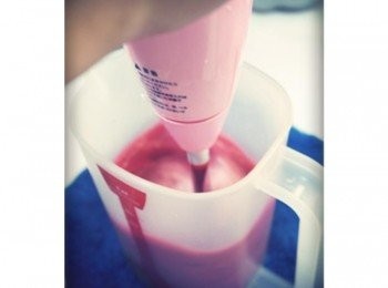 step3: 倒入雪碧一起開打^^" 慢慢變成討喜的顏色~~~