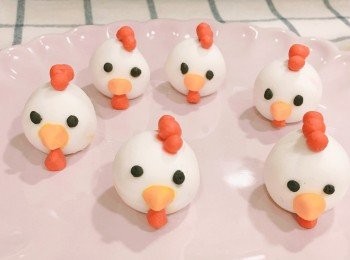 step5: 只要用點點清水，便可把各部分黏在白色粉糰上，一隻隻小雞便誕生了。