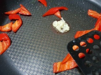 step4: 用少許油起鑊，先爆香蒜頭及長紅椒