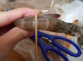 step1: 蝦洗乾淨去蝦腸去蝦頭，如用新鮮蝦不用去蝦頭，瀝乾水，加入適量生粉拌勻