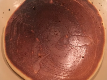 step7: 粉糊起泡後，輕輕由邊鏟起。成塊唔痴鑊就可以煎另一面。