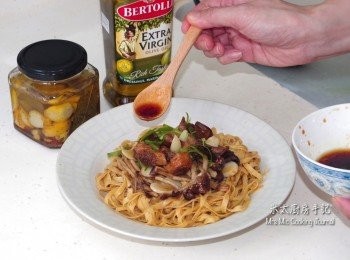 step8: 用匙羮把<span class="group_2">拌麵汁</span>均勻地淋在每碟麵上，再放上油泡蒜切片和蔥絲，麵便完成！