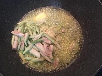 step7: 放入蒜末和香茅炒出香味。