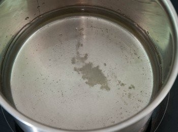 step4: 當糖膠不斷冒起氣泡，越來越大，變濃稠便可以用大木匙從鍋外圍開始攪拌到內部, 測試滴糖入冰水內，當凝固成泥膠狀及糖塊狀代表可以關火