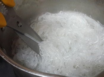 step3: 將綠豆粉絲洗淨；
清雞湯煮滾，再將粉絲倒入，浸至雞湯被吸收，用剪刀略剪短