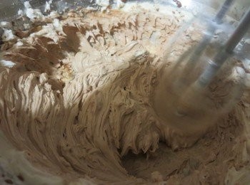 step3: 分两次加入步骤一的巧克力奶油打匀。全部打完搅打均匀的牛油巧克力霜。